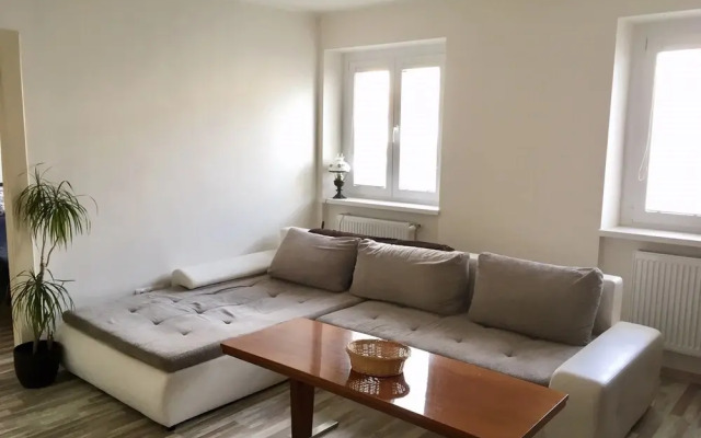 Cosy home - 4 stops to DT