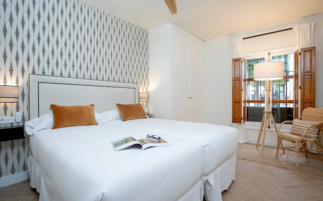 Bright Apartment in Seville Plaza Santa Cruz