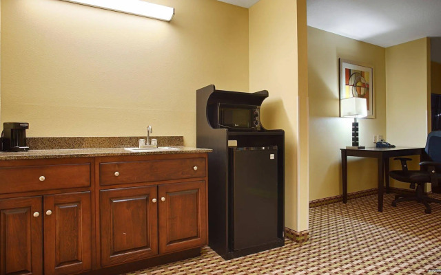 Best Western Plus Brunswick Inn & Suites