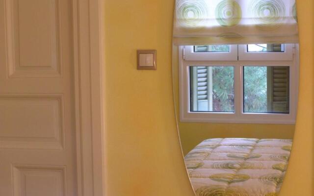 Room "honeybee" in a neoclasical house