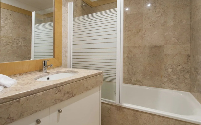 JOIVY Spacious 3BR home w/balcony in Baixa, nearby Lisbon Cathedral