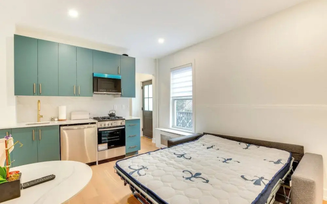 Centrally Located & Pet Friendly: Yonkers Studio!
