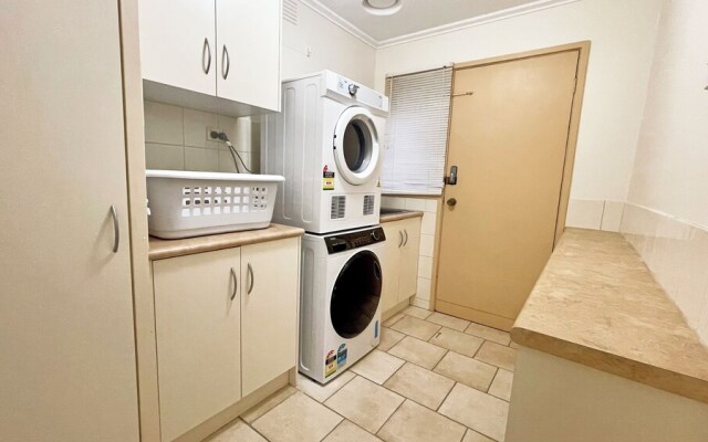 Stylish Retreat at Wheelers Hill 5BRM