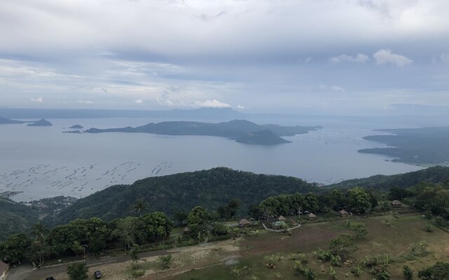 Dr. Calayan's Cozy Wind Residences Tagaytay Taal View
