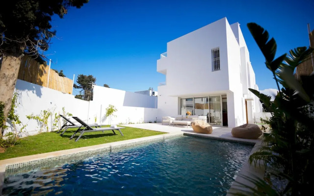 Villa Hermes Seaside and Luxurious