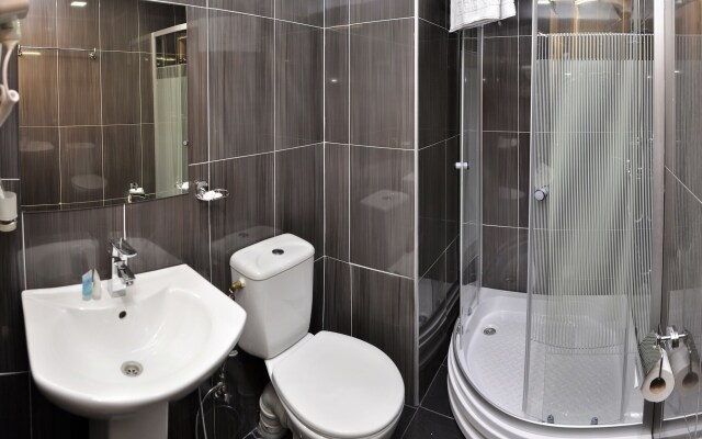 L Plaza Hotel