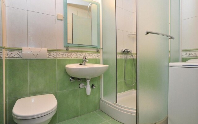 Beautiful Home in Brist With 2 Bedrooms and Wifi