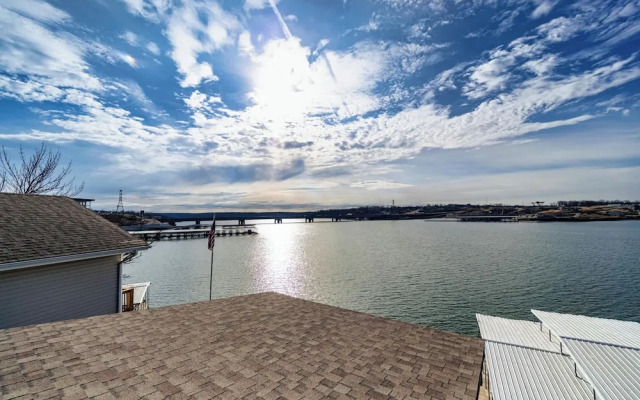 Redbud Retreat Amenity-filled Waterfront Home!