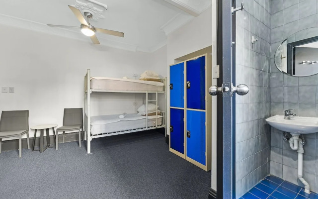 London Plane Backpackers - Hostel