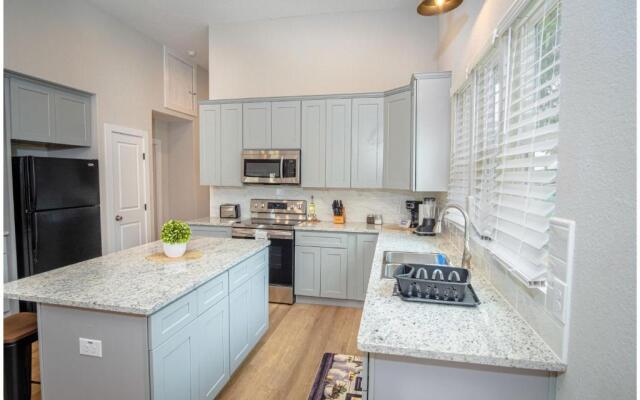 Brand New Remodeled 3BR2BA House Near Downtown