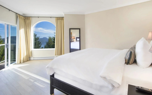 Villa Eyrie Resort
