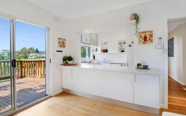 Scenic Serenity Large Family Home in Geelong