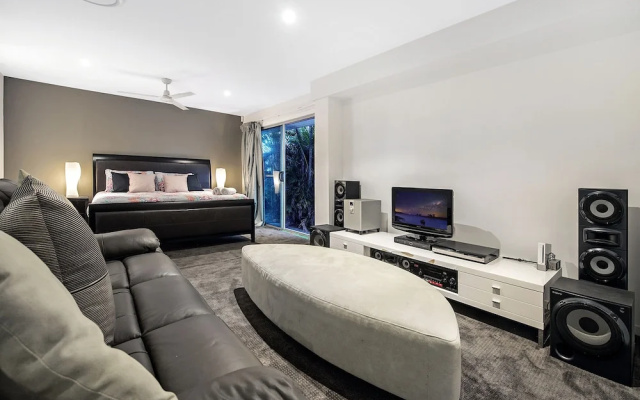 Sunrise Executive 5 Bedroom Home