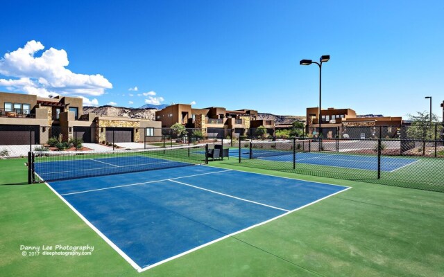 Sunny Ledgeview Retreat