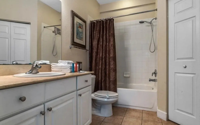4 Bedrooms S / Lucaya Village Townhouse by RedAwning