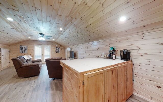 Double L Ranch 1 Bedroom Farmhouse by RedAwning