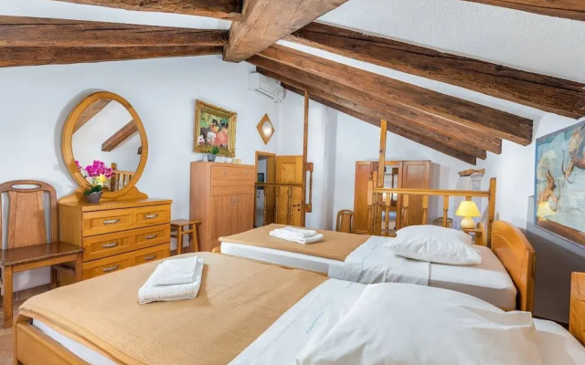 Apartment in Cres Near Old Town & Beach