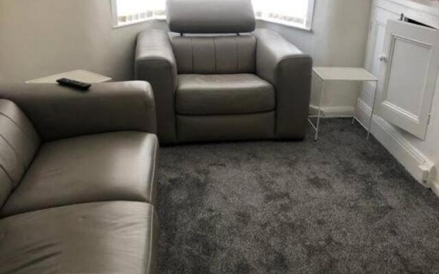 Modern 2 bed sleep 5 close to Anfield Stadium