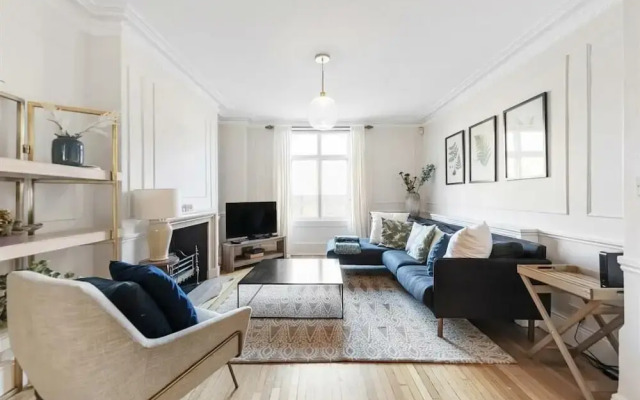 Spacious 3B House in South Kensington