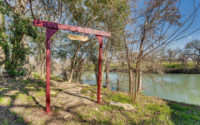 Seguin Riverfront Retreat: Fishing Dock + Kayaks!