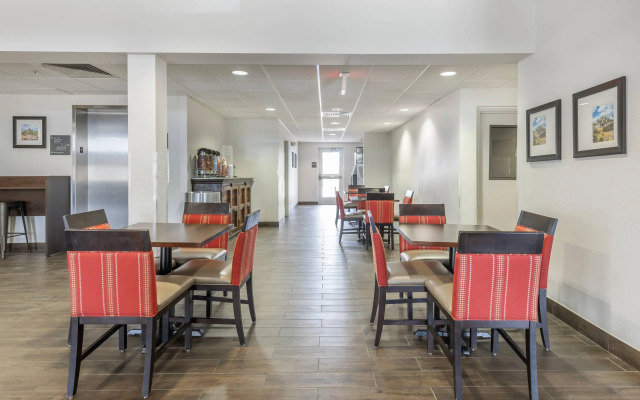 Comfort Inn & Suites