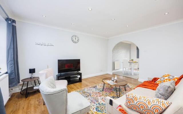 Newly Refurbished Charming 3-bed House in Barking