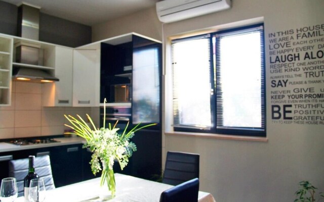 Schöne Ferienwohnung mit Terrasse, Roses