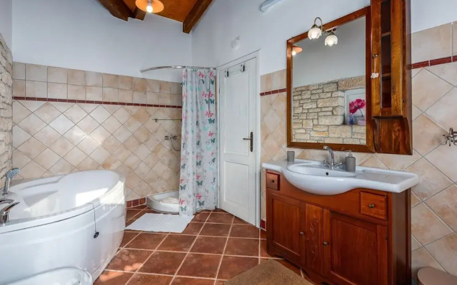 Beautiful Villa With Swimming Pool and Fenced Garden