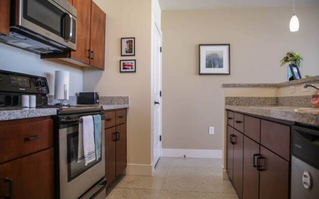 Classic Downtown 1BR Apt with Views