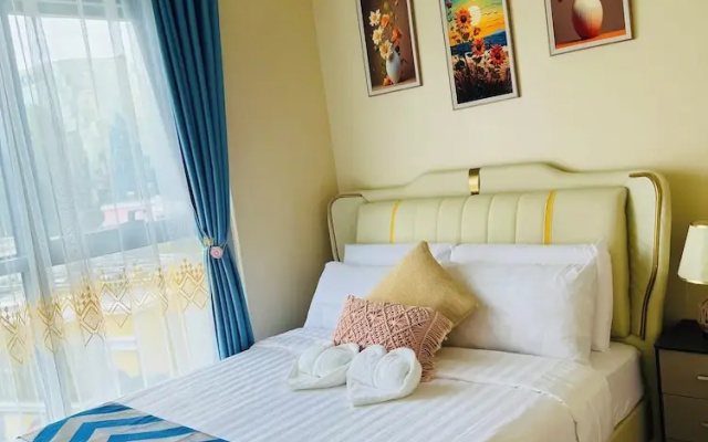 Luxury Staycation beside Okada