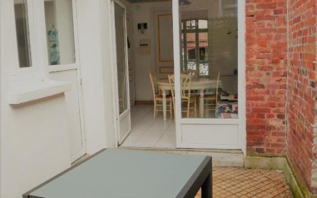 Appartement avec cour à 50m de la plage