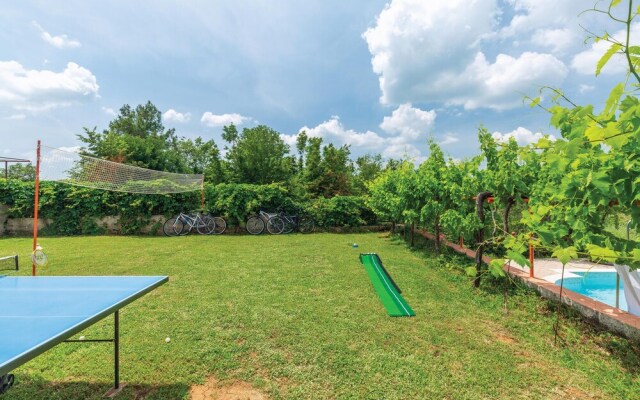 Amazing Home in Labin with WiFi, 7 Bedrooms & Hot Tub