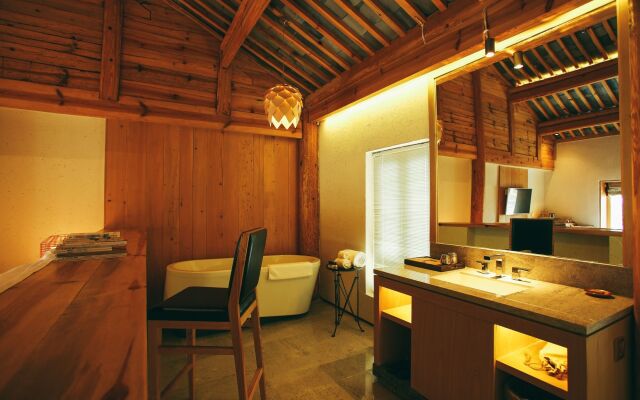 Arro Khampa by Zinc Journey Lijiang