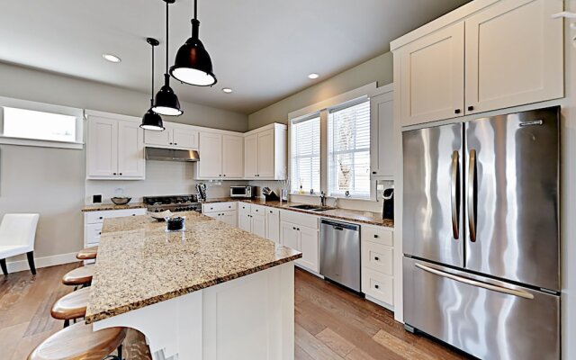 Luxe Waterfront - 3 Br Home