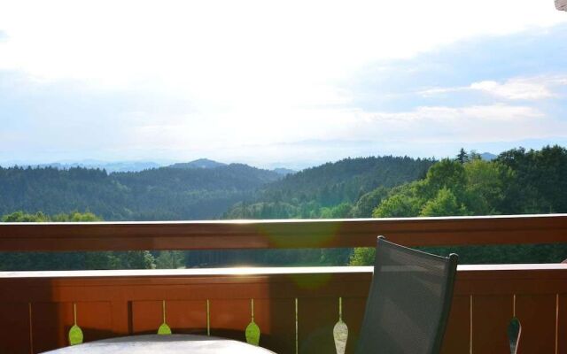 Cushy Apartment with Hot Tub, Sauna, Solarium, BBQ, Balcony
