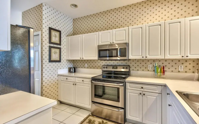 Solterra Vacation Rental: Luxury 3-BR Condo with Lake & Golf Views. Access to Luxury Pool, Hot Tub, and Golf Courses at Lely Resort. Close to Naples Beaches, 5th Avenue S, and Marco Island