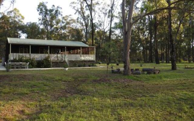 Kangaroo Cottage - cute Accom in bushland setting