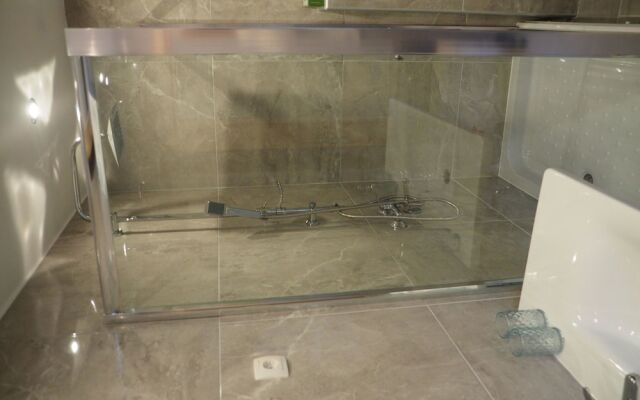 Apartments and Rooms Sara Latin