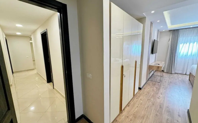 Calm & Classy 2BR - 5 min to Airport