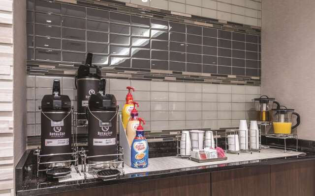 La Quinta Inn & Suites by Wyndham Cincinnati Sharonville