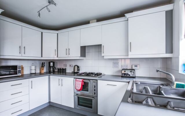 Captivating Holiday Home in Cardiff with Garden