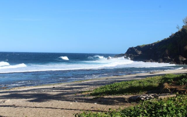 House with One Bedroom in Petite Île, with Wonderful Sea View, Furnished Garden And Wifi - 2 Km From the Beach