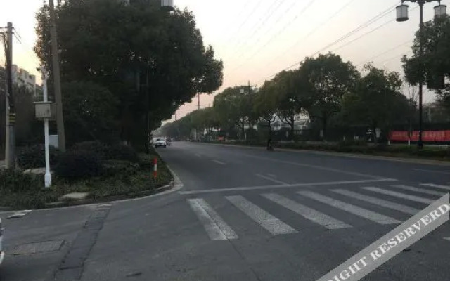 Zhangjiagang Jintian Business Hotel (Tangqiao High Speed Railway Station Shop)