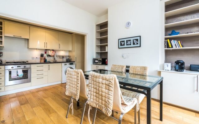 Sleek 2BD Flat Super Central to London Town!