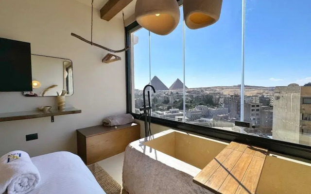 The 2 BDR Pyramids Vista w/ Bathtub