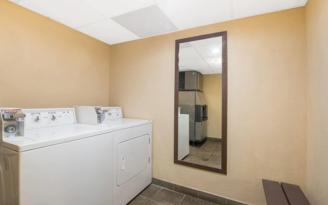 Days Inn by Wyndham Duluth Lakewalk