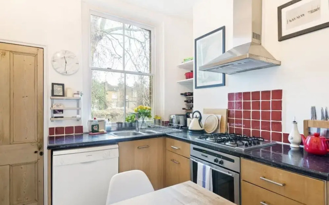 Contemporary 1 Bedroom Apartment in Hammersmith, London