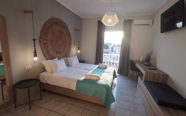 Casa Del Mar Suites & Apartments
