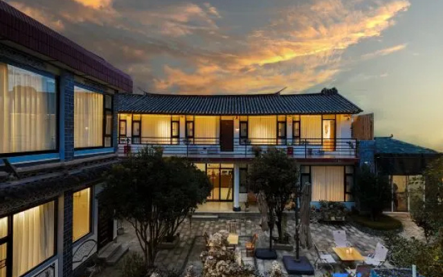 vivid courtyard of Wei Shan