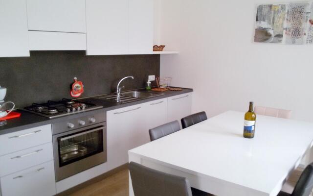 Lake view apartment in Val di Ledro with pool